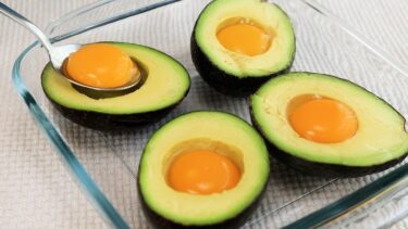 Baked Avocado Eggs: A Healthy Low-Carb Energizing Breakfast